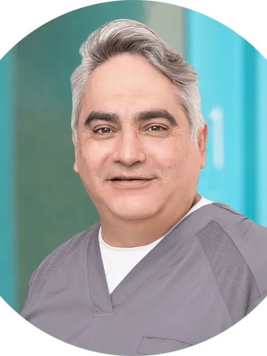 Retrato del Dr. Eduardo Vargas Riveros, director médico de la Clínica Vargas Ridao