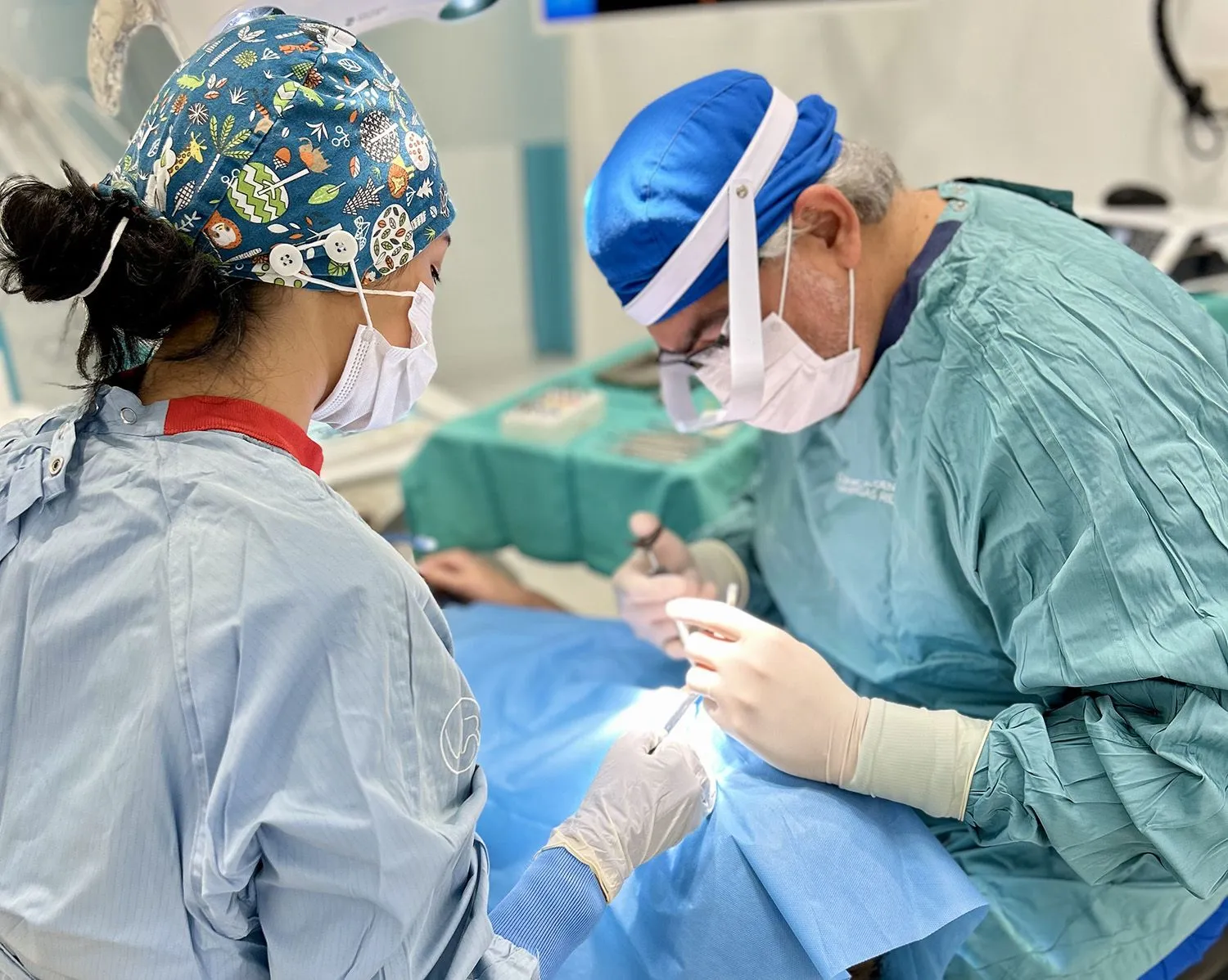 El Dr. Eduardo Vargas y una auxiliar de la Clínica Vargas Ridao realizando una cirugía de implantes en quirófano